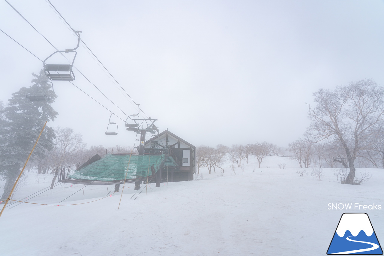 大雪山層雲峡・黒岳ロープウェイスキー場｜真っ白な『霧』に包まれた雲上のゲレンデ。春スキー＆スノーボードを楽しむなら、今がおススメです(^^)v